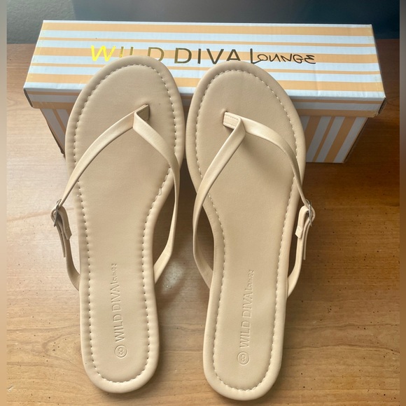 ⭐️NEW⭐️ Flip flop sandals with cute buckle detail (See available sizes) - Picture 2 of 4
